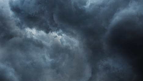 Gewitter-In-Dicken-Kumulonimbuswolken-Am-Himmel