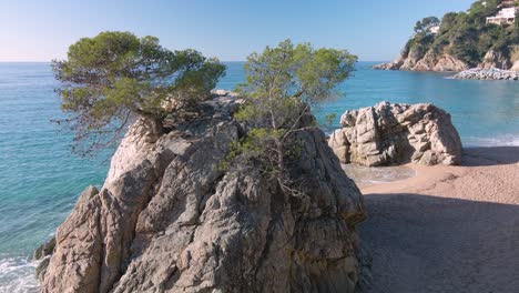 Rocks-vegetation-turquoise-blue-sea-transparent-relax