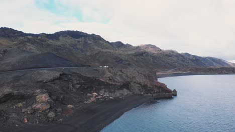 Playas-Volcánicas-Negras-Y-Acantilados-Del-Lago-Kleifarvatn,-Islandia,-Drone