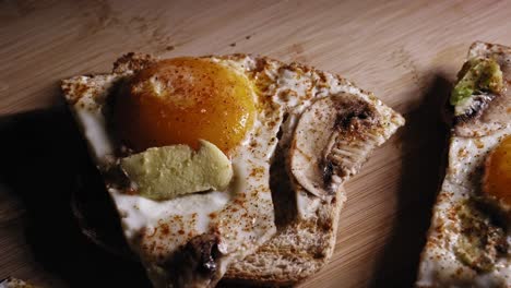 Tostadas-De-Huevo-Recién-Cocidas-Con-Champiñones-Y-Aguacate-Para-El-Desayuno