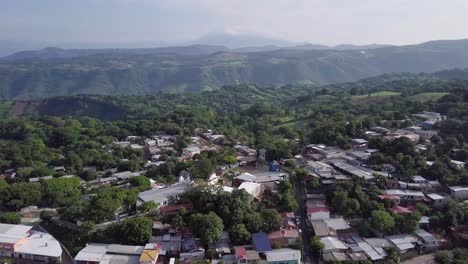 Vista-Aérea-Del-Pequeño-Pueblo-De-Cuisnahuat-En-El-Salvador,-América-Central---órbita-Aérea