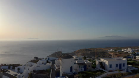 Rückzug-Aus-Der-Luft-Von-Oia-Auf-Santorini,-Griechenland-Während-Der-Goldenen-Stunde