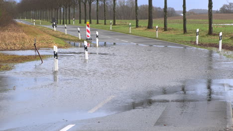 Eine-Landstraße-Ist-Nach-Starken-Regenfällen-überflutet