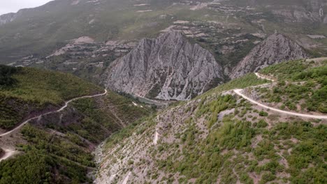 Video-De-Drones,-Plano-Frontal-Avanzando-Sobre-Un-Valle-En-El-Condado-De-Kukes,-Albania