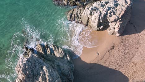 Luftbild-Aufgenommen-Mit-Einer-Drohne-Der-Costa-Brava-Von-Gerona-In-Spanien-Türkisfarbenes-Und-Transparentes-Wasser-Mittelmeer-Paradiesischer-Strand