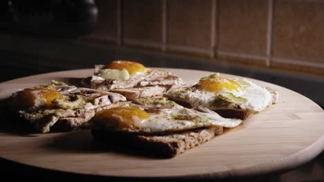 Hot-Egg-Toast-Mit-Avocado-Und-Pilzen-Zum-Frühstück-Zubereitet