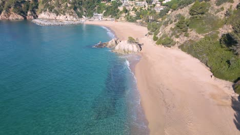 Luftbild-Aufgenommen-Mit-Einer-Drohne-Der-Costa-Brava-Von-Gerona-In-Spanien-Türkisfarbenes-Und-Transparentes-Wasser-Mittelmeer-Paradiesischer-Strand