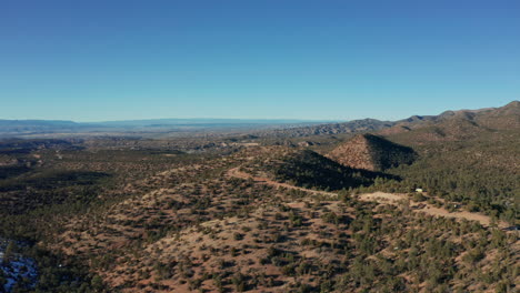 Vista-Aérea-De-La-Remota-Carretera-De-Montaña-En-El-Desierto-Con-Furgoneta-Acampando-En-La-Cresta,-4k