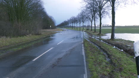 Una-Carretera-Rural-Se-Inunda-Después-De-Fuertes-Lluvias