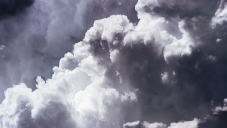 4k-Fliegen-In-Gewitterwolken-Mit-Blitzeinschlägen