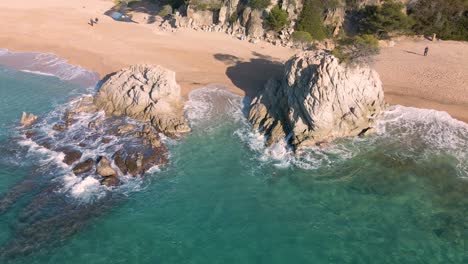 Costa-Brava-Luftbilder-Transparentes-Wasser-Strand-Ohne-Menschen-Felsen-Und-Vegetation