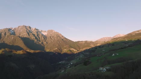 Hermosa-Vista-Aérea-Del-Valle-De-Seriana-Y-Sus-Montañas-En-Un-Día-Soleado,-Alpes-Orobie,-Bérgamo,-Italia