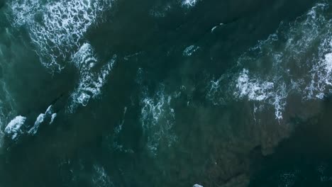 Luftbild-Von-Oben-Nach-Unten-Auf-Das-Weiße,-Schäumende-Wasser-Des-Indischen-Ozeans,-Während-Die-Wellen-Und-Die-Starke-Strömung-Auf-Den-Wunderschönen-Strand-In-Sedgefield,-Westkap,-Südafrika,-Spülen