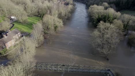 Río-Siete-En-Inundación-Ironbridge-Inglaterra-Imágenes-Aéreas-De-Aviones-No-Tripulados