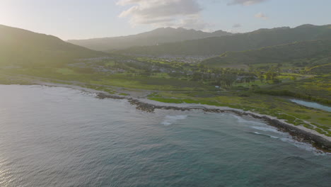 Empuje-Hacia-El-Parque-De-La-Playa-De-Arena-En-Oahu,-Hawaii-En-Un-Hermoso-Día