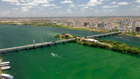Luftaufnahme-Der-Brücke-über-Den-Fluss-São-Francisco-An-Der-Grenze-Der-Bundesstaaten-Pernambuco-Und-Bahia