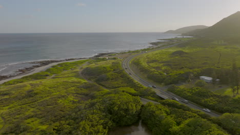 Panorámica-Desde-La-Carretera-En-Oahu-Hasta-El-Parque-De-La-Playa-De-Arena-Y-El-Océano-Pacífico-En-Un-Hermoso-Día-En-Hawaii-Al-Atardecer