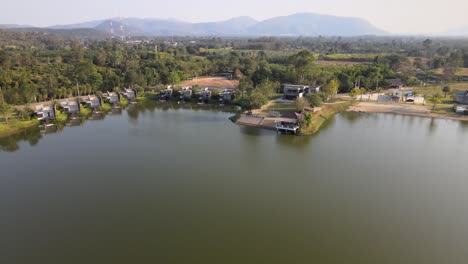 Imágenes-Aéreas-De-Drones-Sobre-Un-Lago-Con-Inclinación-Hacia-Abajo-Y-Movimiento-De-Carros-De-Un-Hotel-Y-Resort-En-Tailandia