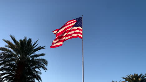 Amerikanische-Flagge-Weht-Im-Wind-Mit-Einem-Blauen-Himmelshintergrund
