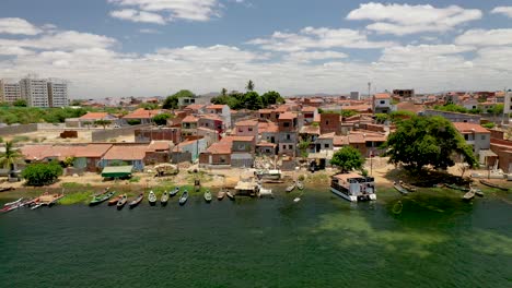 Luftaufnahme-Des-Fischerdorfes,-Fischerboote,-Häuser-Am-Ufer-Des-Flusses-São-Francisco,-Grenze-Der-Staaten-Bahia-Und-Pernambuco