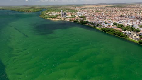 Luftaufnahme-Des-Flusses-São-Francisco-Und-Im-Hintergrund-Die-Stadt-Juazeiro-An-Der-Grenze-Der-Bundesstaaten-Bahia-Und-Pernambuco