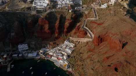 Luftneigung-Enthüllen-Schuss-Von-Oia-In-Santorini,-Griechenland-Während-Des-Sonnenuntergangs,-4k-Prores