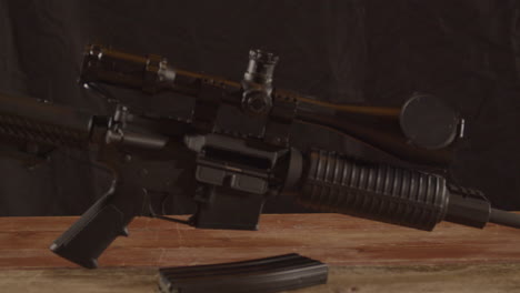 Dolly-in-of-unloaded-AR-15-on-a-wooden-surface