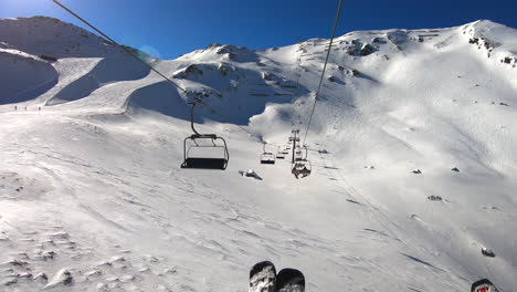Un-Paseo-En-El-Telesilla-Sobre-Pistas-De-Esquí-En-El-Zillertal-Con-Cielo-Azul