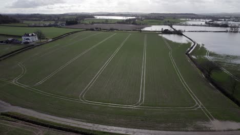 Durchnässte-Landwirtschaftliche-Felder-In-Großbritannien-Drohnenansicht-Nach-Sturm-Im-Winter