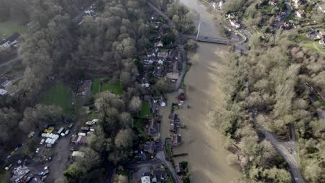 Überschwemmte-Felder-Und-Häuser-River-Severn-In-Ironbridge-England-Luftbild-Mit-Hoher-Drohne