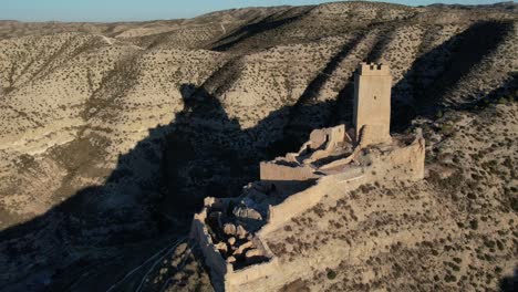 Xi-Jahrhundert-Muslimische-Burg-Mit-Einem-Riesigen-Turm-In-Cadrete,-Zaragoza,-Spanien