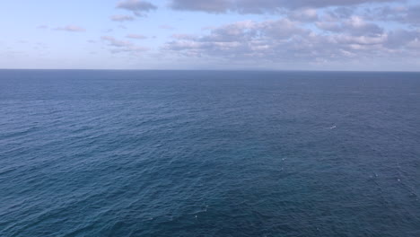 Antenne-Des-Pazifischen-Ozeans-Mit-Rückzug-Und-Neigung-Nach-Unten-über-Wunderschöne-Türkisblaue-Wellen-Vor-Der-Küste-Von-Oahu,-Hawaii