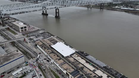 Reverse-reveal-of-the-Mississippi-River-Bridge