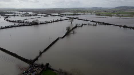 Campos-Agrícolas-Inundados-Después-De-La-Tormenta-En-Inglaterra-Toma-Panorámica-Aérea-4k