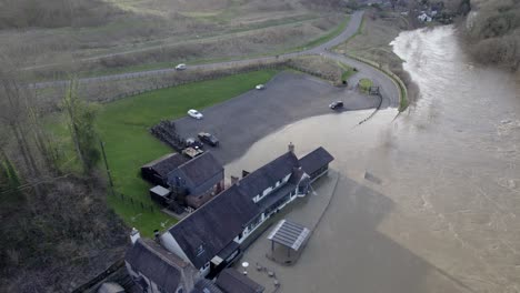 Pub-Río-Inundado-Severn-En-Ironbridge-Inglaterra-Drone-Vista-Aérea-Agua-Bombeada
