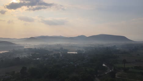 Luftaufnahmen-Des-Frühen-Morgens-Mit-Niedrigem-Nebel,-Der-Die-Landschaft-In-Thailand-Umgibt