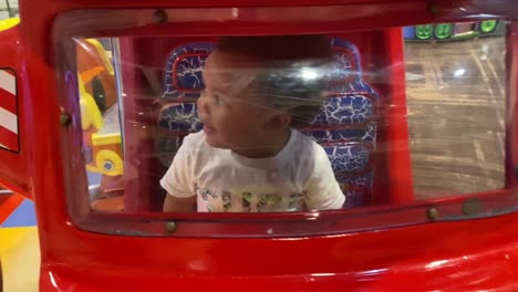 Fast-2-Jahre-Altes-Baby,-Das-In-Einem-Einkaufszentrum-Mit-Einem-Elektrischen-Spielzeugauto-Fährt