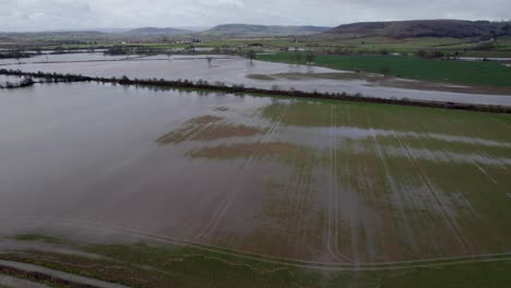 Riesige-Flächen-Von-Ackerland-Mit-Regenwasser-überschwemmt-UK-Luftdrohnenschwenk