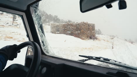 Off-roading-Durch-Schneebedeckte-Hinterlandstraße-Gesehen-Von-Der-Inneren-Fahreransicht-In-Der-Nähe-Von-Nederland-Boulder-Colorado