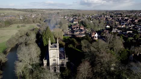 St.-Lawrence&#39;s-Church,-Hungerford-Town-Und-Canal-England-Luftaufnahmen-Von-Drohnen