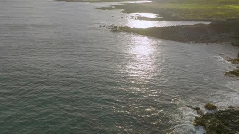 Luftaufnahme-Des-Pazifischen-Ozeans,-Der-Zur-Goldenen-Stunde-Auf-Die-Küste-Im-Sandy-Beach-Park-Auf-Der-Insel-Oahu-In-Hawaii-Trifft