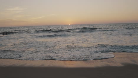 Wellen,-Die-Während-Des-Sonnenuntergangs-In-Zeitlupe-Am-Ufer-Krachen