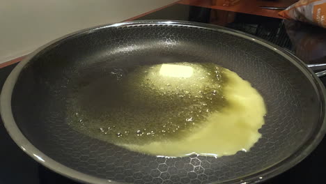 In-Der-Pfanne-Wird-Butter-Geschmolzen