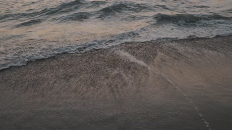 Wasser,-Das-Sich-Zum-Meer-Zurückzieht,-Während-Nachfolgende-Pazifische-Wellen-Am-Sandstrand-Von-La-Punta-In-Mexiko-Während-Des-Sonnenuntergangs-Platzen