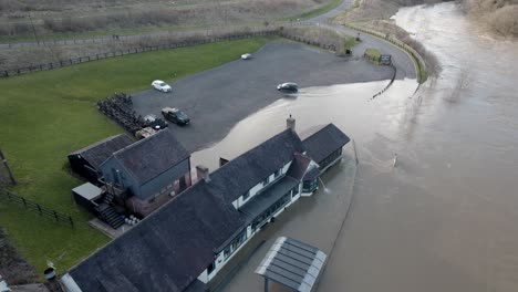 River-Severn-Sprengt-Seine-Ufer-Und-überschwemmt-Kneipenwasser,-Das-Aus-Drohnenansicht-Großbritannien-Gepumpt-Wird