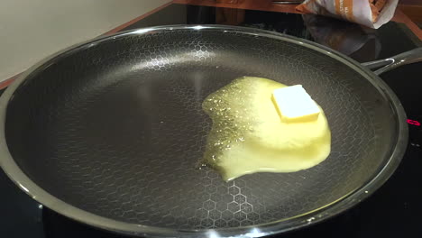 In-Der-Pfanne-Wird-Butter-Geschmolzen