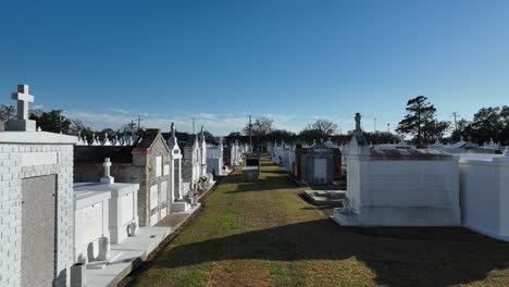 Cemetery-in-Thibodaux,-Louisiana-on-a-sunny-day