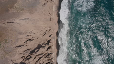 Von-Oben-Nach-Unten-Luftaufnahme-Von-Vlychada-Beach-In-Santorini,-Griechenland-Ohne-Menschen,-4k-Prores