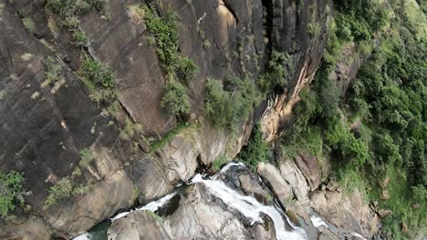 Luftdrohne-über-Felsigen-Kaskaden-Von-Ravana-Falls-Wasserfall-In-Ella-Sri-Lanka