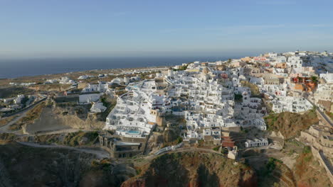 Antenne:-Vogelperspektive-Von-Oia-Auf-Santorini,-Griechenland-Während-Des-Sonnenuntergangs,-4k-Prores